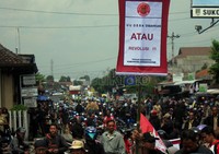 Jalan Solo - Semarang macet total, banyak kendaraan dari arah Semarang menuju Solo terjebak di dekat lokasi aksi. Tampak sebuah mobil tanki terpaksa berbalik arah.