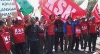 Jumlah pengunjuk rasa menuntut reformasi agraria terus bertambah. Bukan hanya petani yang turun ke jalan, tapi juga serombongan buruh pekerja tekstil dan elemen lain. Thoriq/detikcom.