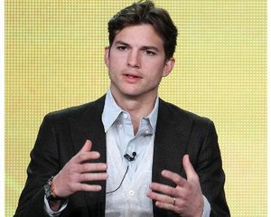 Dicerai Demi Moore, Ashton Kutcher Masih Pakai Cincin Kawin