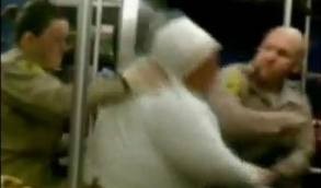 Waduh! Polisi AS Tonjok Wanita Gelandangan