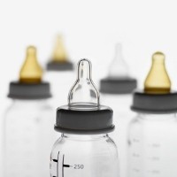 Bikin Susu Hangat Lebih Aman Pakai Dot Warna Putih