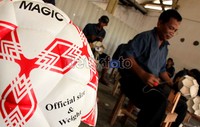 Ini dia hasil karya bola kaki yang diekspor ke Timur Tengah.