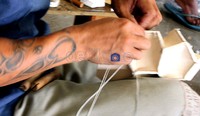 Tampak para napi yang memiliki tato di tangannya sedang bekerja.