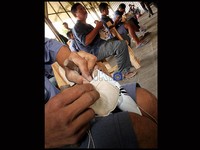 Napi-napi ini bertugas untuk menjahit setiap potongan bahan bola.