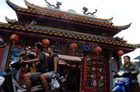 Pemasangan lampu lampion ini dilakukan hingga 7 Februari saat perayaan Cap Go Meh. Rengga Sancaya/detikcom.