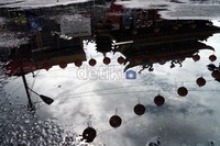 Meski di wilayah Bekasi diguyur hujan, klenteng Hok Lay Kiong tetap berhias dengan memasang lampu lampion. Rengga Sancaya/detikcom.