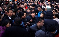 Para calon pembeli terlihat marah karena pihak toko menunda peluncuran iPhone 4S. Reuters/David Gray.