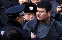 Polisi berusaha membubarkan pengentre yang memadati halaman toko Apple di distrik Sanlitun, Beijing. Reuters/David Gray.