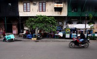 Pengendara melintasi gerobak PKL di salah satu area kawasan Kota Tua. Kawasan ini merupakan cikal bakal kota Jakarta yang menyimpan potensi wisata sejarah dan arsitektur.