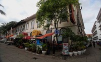 Banyaknya PKL membuat lokasi yang seharusnya bisa tampil cantik dan fotojenik ini menjadi kotor. Pengunjung berharap para PKL dapat dilokalisir di tempat khusus dengan jarak tetap terjangkau.