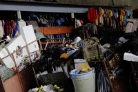 Walaupun pakaian mereka tiap hari dicuci, bau sampah tidak pernah hilang. Ini karena mereka terpaksa menjemur pakaian di atas tempat sampah. Hasan Alhabshy/detikcom.