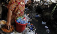 Di sinilah mereka melakukan segalanya, di antara tumpukan dan bau sampah yang menyengat. Hasan Alhabshy/detikcom.