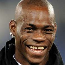 Balotelli Mendadak Kunjungi Sebuah Sekolah... lalu Tanyakan Toilet