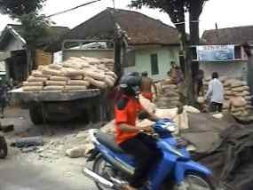 Rem Blong, Truk Muat Material Tabrak Rumah dan Mobil