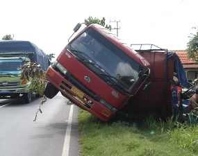 Terguling, Moncong Truk Bermuatan Lem Menjorok ke Jalan Raya