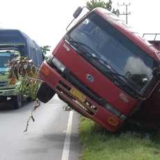 Terguling, Moncong Truk Bermuatan Lem Menjorok ke Jalan Raya