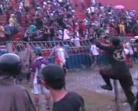 Pertandingan Persik Vs PSS Sleman Diwarnai Lempar Batu