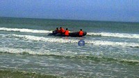 Tim SAR yang melakukan pencarian satu warga Singapura yang hilang di Pantai Trikora Kab Bintan, Provinsi Kepri.