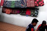 Bahkan mereka juga menerima penjahitan batik sekaligus.