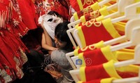 Salah seorang pembeli hendak membeli baju anak khas Imlek.
