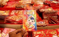 Tradisi angpao masih tetap berlanjut.