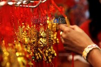 Tersedia juga berbagai jenis dan bentuk gantungan khas Imlek.