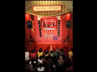 Beberapa pengunjung duduk manis untuk melihat pertunjukan wayang potehi.