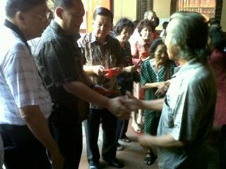 Jelang Imlek, Klenteng di Semarang Bagikan Ribuan Angpao