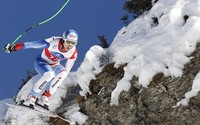 Atlit lokal Swiss, Carlo Janka menuruni pegunungan alpen dengan papan ski pada Piala Dunia Ski di Lauberhorn, Swiss. (Reuters)