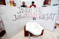 Proyek perbaikan toilet dan ruang rapat Badan Anggaran yang bernilai sangat fantastis dinilai sangat membuang uang APBN.