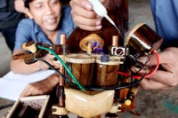 Salah seorang narapidana kasus perkelahian hingga korban meninggal, Rizal, merupakan salah satu pembuat kerajinan ini. (Moksa Hutasoit/detikcom)