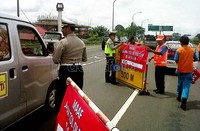 Polisi dan petugas tol menutup tol dari arah Jakarta. Kendaraan diminta keluar di pintu keluar tol Bitung, Kabupaten Tangerang. (Dira Derby/detikcom)