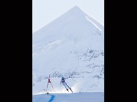 Atlit asal Italia, Christof Innerhofer melintasi track downhill dengan latar belakang pegunungan Alpen. Tiap tahun, jutaan turis datang ke Swiss, salah satunya menikmati dinginnya salju abadi tersebut. (Reuters)