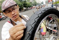 Menurut pengakuan penjual, walaupun paku yang menancap di ban banyak, ban tidak akan bocor.