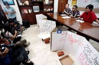 ICW meminta jajaran internal DPR tidak saling lempar tangan dalam kontroversi proyek renovasi bernilai milyaran rupiah.