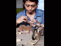 Selain karya yang dibuat Rizal, juga ada miniatur motor dan mobil serta pesawat tempur dan kapal layar yang sangat rumit. (Moksa Hutasoit/detikcom)