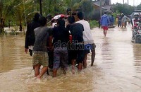 Kendaraan roda dua dievakuasi menggunakan gerobak. Hingga saat ini, seorang warga Lebak bernama Jarmudi (70) tahun dinyatakan hilang.(Ahmad Fikri/detikcom)