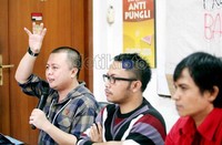 (Ki-ka) Aktivis PSHK Ronald Rofiandi, ICW Apung Widadi dan aktivis IBC Roy Salam memaparkan desakan mereka mengenai dana siluman di DPR. Menurut Koalisi Anti Mafia Anggaran tersebut, sebelum ada pertanggungjawabab yang jelas dari Banggar, BURT dan Setjen, maka semua proyek-proyek di DPR harus dihentikan sementara.