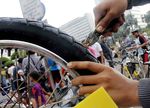 Lem Anti Ranjau Paku Ramai Diburu
