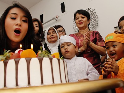 Ryana Dea Rayakan Ultah Dengan Anak Yatim