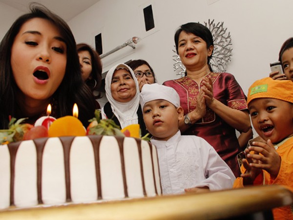 Ryana Dea Rayakan Ultah Dengan Anak Yatim