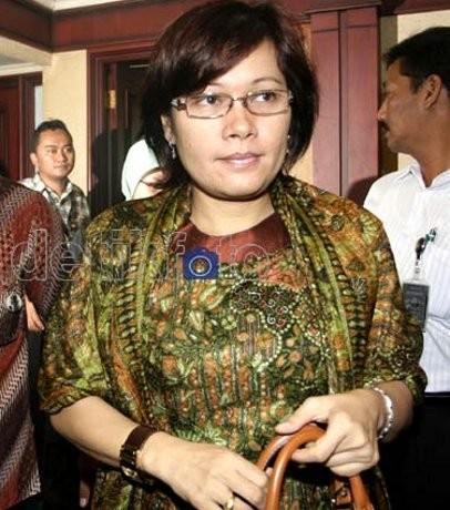 Rosa: Apel Malang, Pelumas, dan Semangka = Uang