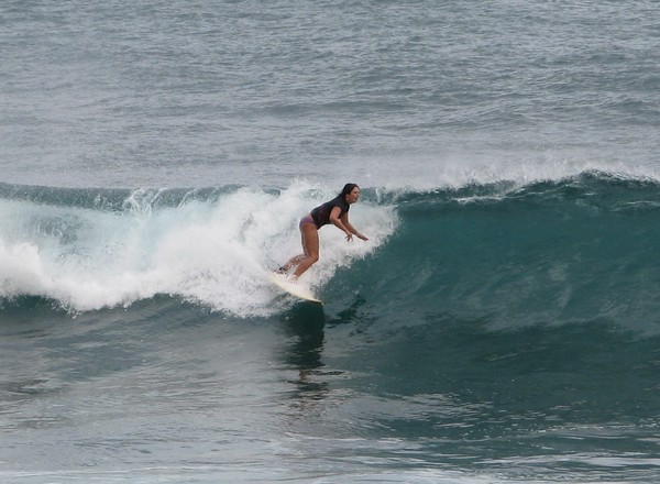 Bule Mulai Berselancar Di Pantai Srau Pacitan