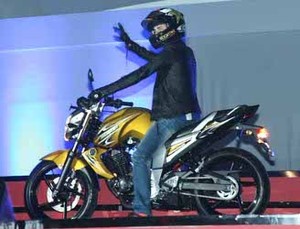 Jorge Lorenzo Kenalkan Yamaha Byson Emas