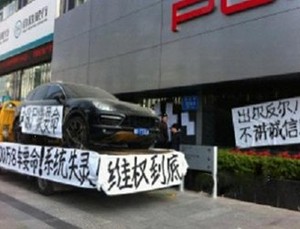 Kecewa Berat dengan Mobil, Pemilik Porsche Protes Gila-gilaan