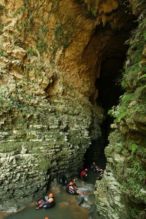merasakan 1 dari 3 pusat wisata petualangan caving di dunia