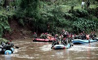 Fauzi Bowo dan Danjen Kopassus Mayjen TNI Wisnu Bawatenaya membersihkan sampah di Kali Ciliwung, Minggu (15/1/2012).