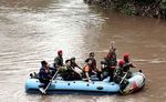 Foke Bersihkan Sampah Ciliwung