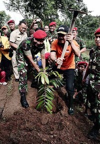 Selain membersihkan sampah, Fauzi Bowo dan Danjen Kopassus Mayjen TNI Wisnu Bawatenaya juga menanam pohon di Lapangan tembak Kopassus, Cijantung, Jakarta Timur.