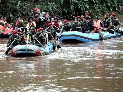 Foke Bersihkan Sampah Ciliwung